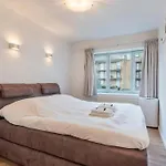 Luxe 2-slaapkamerappartement Met Terras In Apartament