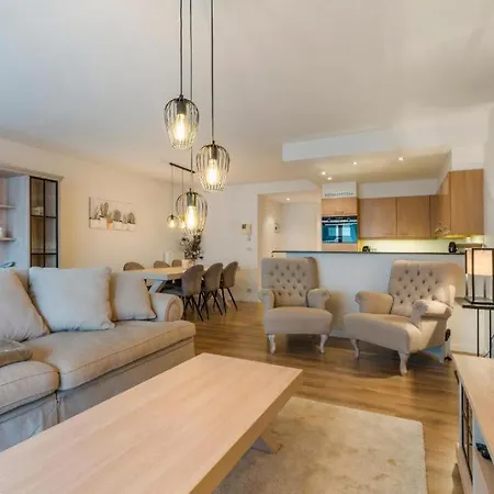 Luxe 2-slaapkamerappartement Met Terras In דירה קנוקה-הייסט